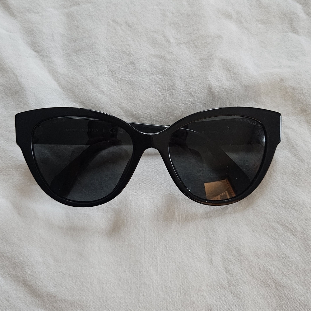 CHANEL Black Heart Logo Sunglasses - Picture 3 of 16